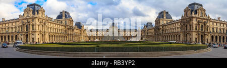 Paris, Frankreich, 25. Oktober 2013: Panoramablick auf die Fassade der berühmte Louvre Museum, eines der größten Kunstmuseen der Welt und einem historischen Monu Stockfoto