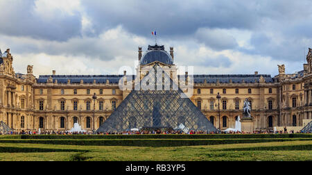 Paris, Frankreich, 25. Oktober 2013: Panoramablick auf die Fassade der berühmte Louvre Museum, eines der größten Kunstmuseen der Welt und einem historischen Monu Stockfoto