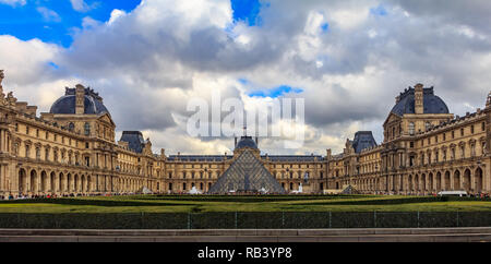 Paris, Frankreich, 25. Oktober 2013: Panoramablick auf die Fassade der berühmte Louvre Museum, eines der größten Kunstmuseen der Welt und einem historischen Monu Stockfoto