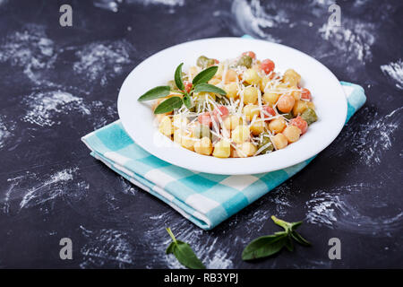 Klassische italienische Mittagessen mit Gnocchi mit Salbei, Butter und Parmesa Stockfoto