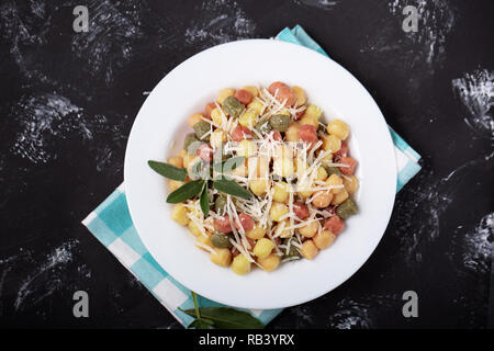 Klassische italienische Mittagessen mit Gnocchi mit Salbei, Butter und Parmesa Stockfoto