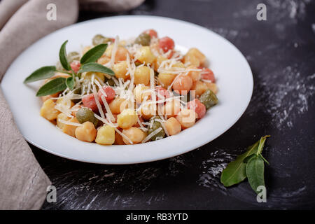Klassische italienische Mittagessen mit Gnocchi mit Salbei, Butter und Parmesa Stockfoto