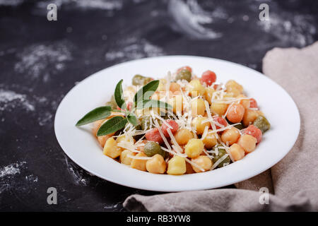 Klassische italienische Mittagessen mit Gnocchi mit Salbei, Butter und Parmesa Stockfoto