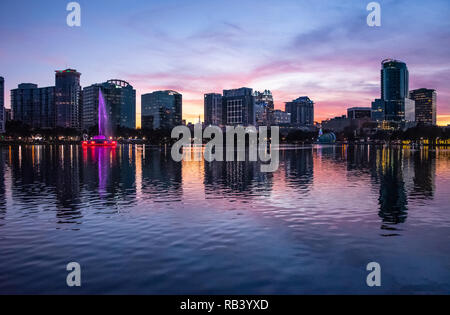 Orlando, Florida die Skyline in der Dämmerung von den schönen Lake Eola Park. (USA) Stockfoto