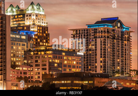 Downtown Orlando, Florida in der Abenddämmerung. (USA) Stockfoto