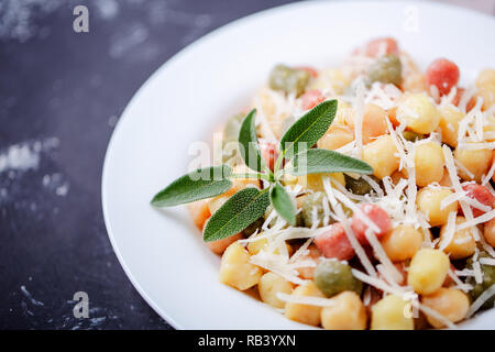 Klassische italienische Mittagessen mit Gnocchi mit Salbei, Butter und Parmesa Stockfoto