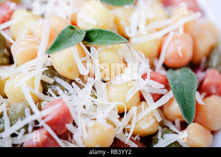 Klassische italienische Mittagessen mit Gnocchi mit Salbei, Butter und Parmesa Stockfoto