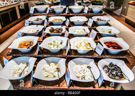 Frischkäse und Kugeln buffet Variationen mit mit Kräutern aus Ziegenmilch in Ägypten Makadi Bay. Stockfoto