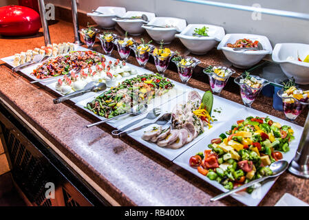 Sortiment an frischem Gemüse Salate vegetarisches Buffet mit leckeren Beilagen. Gesundes Essen, organische, natürliche Ernährung Konzept. Stockfoto