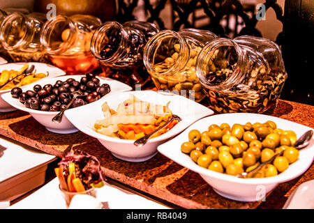 Vielzahl Essen am Tisch, Wein, Snacks, Oliven, Käse und andere Vorspeise, italienische Antipasti auf Platte Stockfoto