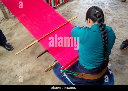 Zinacantan, Chiapas, Mexiko, Eine mexikanische Frau, die nach traditioneller Methode webt Stockfoto