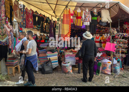 Touristen am Mercado de artesanias, Markt, San Cristobal de las Casas, Chiapas, Mexiko Stockfoto