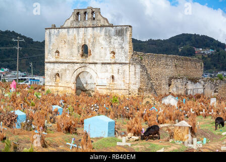 Die zerstörten San Sebastian Kirche und Friedhof der Tzotzil Dorf, San Juan Chamula, Chiapas, Mexiko Stockfoto