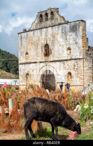 Die zerstörten San Sebastian Kirche und Friedhof der Tzotzil Dorf, San Juan Chamula, Chiapas, Mexiko Stockfoto