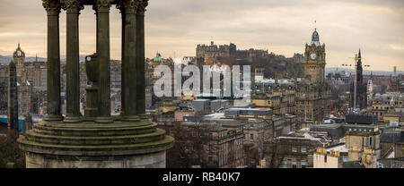 Panorama von Edinburgh Skyline bei Sonnenuntergang Stockfoto