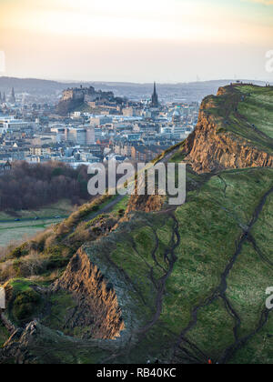Blick auf die Burg von Edinburgh von Arthur's Seat bei Sonnenuntergang Stockfoto