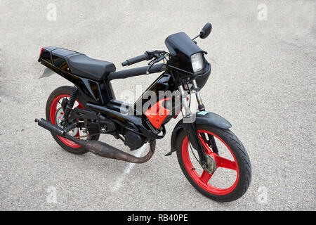 / Metabief Franche Comté / Frankreich / September 2018: Schwarz und Rot 103 RCX LC Parks an einem Oldtimer Moped Rallye Stockfoto