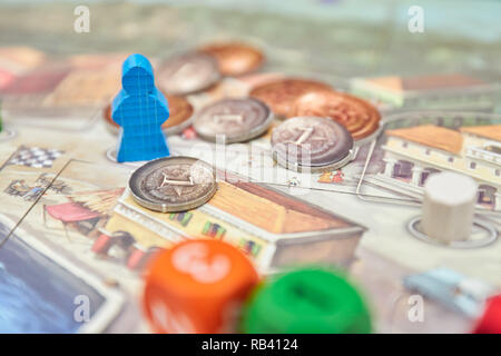Themed Gesellschaftsspiele. farbenfrohe Figuren spielen mit Würfeln an Bord. vertikale Ansicht des Brettspiels close-up. Stockfoto