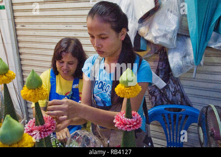 Lotus Verkäufer auf dem Bürgersteig der Pak Khlong Talat Flower Market in Bangkok Thailand Stockfoto