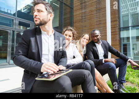 International Business Team eine Auszeit nimmt vor dem Büro Haus im Sommer Stockfoto