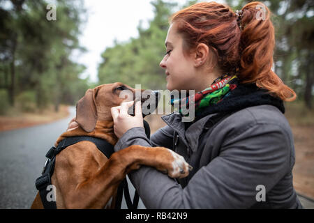 Portrait von Happy Jugendmädchen und Rhodesian Ridgeback Hund. Liebe Tiere liebe mein Haustier Stockfoto