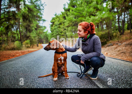 Portrait von Happy Jugendmädchen und Rhodesian Ridgeback Hund. Liebe Tiere liebe mein Haustier Stockfoto