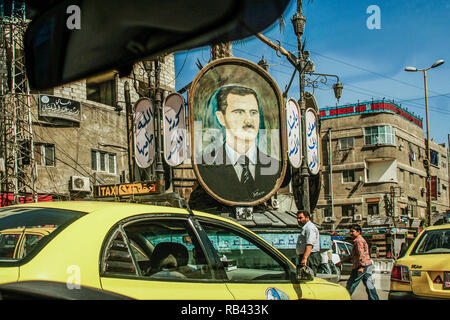 Verkehr in Damaskus, unter den Augen von Präsident Baschar al-Assad. Damaskus. Syrien, Naher Osten Stockfoto