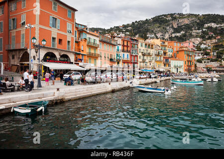 Villefranche-sur-Mer in Frankreich, Resort Village auf der französischen Riviera am Mittelmeer, Old Town Waterfront. Stockfoto