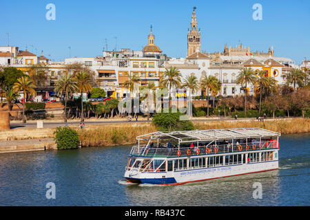 Bootsfahrt auf Sightseeing Tour entlang der Altstadt von Sevilla Stadt am Guadalquivir Fluss in Andalusien, Spanien Stockfoto