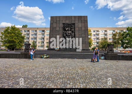 Denkmal für die Helden des Ghettos in Warschau, Polen, zum Gedenken an den Aufstand im Warschauer Ghetto von 1943 während des Zweiten Weltkrieges, entworfen von Leon Suzin und Stockfoto