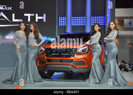 NONTHABURI - 28. NOVEMBER: Nicht identifizierte Modell mit Isuzu MU-X das Ikonische SUV auf der 35th Thailand International Motor Expo am 28. Stockfoto