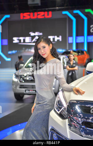 NONTHABURI - 28. NOVEMBER: Nicht identifizierte Modell mit Isuzu MU-X das Ikonische SUV auf der 35th Thailand International Motor Expo am 28. Stockfoto