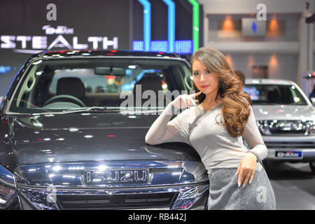 NONTHABURI - 28. NOVEMBER: Nicht identifizierte Modell mit Isuzu MU-X das Ikonische SUV auf der 35th Thailand International Motor Expo am 28. Stockfoto