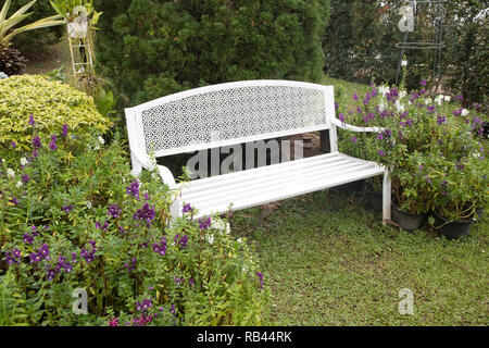 Schöne weiße Vintage iron Bank im Garten Stockfoto