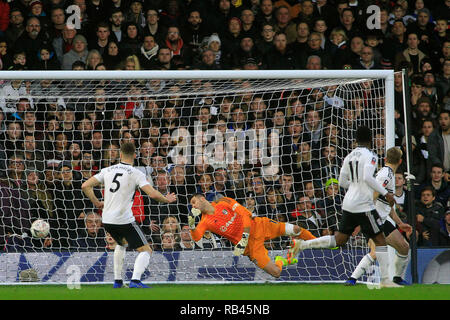 London, Großbritannien. 6. Januar 2019. Marcus Bettinelli, der torwart von Fulham (2 L) die Tauchgänge Vergeblich aber nicht Callum Lang von Oldham Athletic's Kopf auf der Rückseite des net stop. Die Emirate FA Cup, 3.Runde, Fulham v Oldham Athletic im Craven Cottage in London am Sonntag, den 6. Januar 2019. Dieses Bild dürfen nur für redaktionelle Zwecke verwendet werden. Nur die redaktionelle Nutzung, eine Lizenz für die gewerbliche Nutzung erforderlich. Keine Verwendung in Wetten, Spiele oder einer einzelnen Verein/Liga/player Publikationen. pic von Steffan Bowen/Andrew Orchard sport Fotografie/Alamy leben Nachrichten Stockfoto