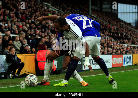 London, Großbritannien. 6. Januar 2019. Dennis Odoi von Fulham (L) kämpft mit Gevaro Nepomuceno von Oldham Athletic (R). Die Emirate FA Cup, 3.Runde, Fulham v Oldham Athletic im Craven Cottage in London am Sonntag, den 6. Januar 2019. Dieses Bild dürfen nur für redaktionelle Zwecke verwendet werden. Nur die redaktionelle Nutzung, eine Lizenz für die gewerbliche Nutzung erforderlich. Keine Verwendung in Wetten, Spiele oder einer einzelnen Verein/Liga/player Publikationen. pic von Steffan Bowen/Andrew Orchard sport Fotografie/Alamy leben Nachrichten Stockfoto