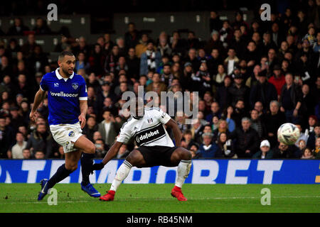 London, Großbritannien. 6. Januar 2019. Neeskens Kebano von Fulham (R) nimmt einen Schuß am Ziel, das breite geht. Die Emirate FA Cup, 3.Runde, Fulham v Oldham Athletic im Craven Cottage in London am Sonntag, den 6. Januar 2019. Dieses Bild dürfen nur für redaktionelle Zwecke verwendet werden. Nur die redaktionelle Nutzung, eine Lizenz für die gewerbliche Nutzung erforderlich. Keine Verwendung in Wetten, Spiele oder einer einzelnen Verein/Liga/player Publikationen. pic von Steffan Bowen/Andrew Orchard sport Fotografie/Alamy leben Nachrichten Stockfoto