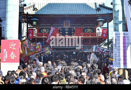 Tokio, Japan. Am 4. Januar, 2019. Eine riesige Menschenmenge Gedränge Kanda Myojin Shinto Schrein, der Hüter der Stadt Tokio, ihre Wünsche für Reichtum und Wohlstand in das neue Jahr am Freitag, 4. Januar 2018, die üblichen ersten Tag des Geschäfts. Credit: Natsuki Sakai/LBA/Alamy leben Nachrichten Stockfoto
