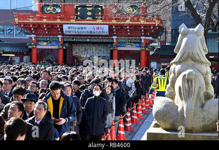 Tokio, Japan. Am 4. Januar, 2019. Eine riesige Menschenmenge Gedränge Kanda Myojin Shinto Schrein, der Hüter der Stadt Tokio, ihre Wünsche für Reichtum und Wohlstand in das neue Jahr am Freitag, 4. Januar 2018, die üblichen ersten Tag des Geschäfts. Credit: Natsuki Sakai/LBA/Alamy leben Nachrichten Stockfoto
