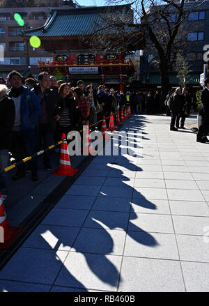 Tokio, Japan. Am 4. Januar, 2019. Eine riesige Menschenmenge Gedränge Kanda Myojin Shinto Schrein, der Hüter der Stadt Tokio, ihre Wünsche für Reichtum und Wohlstand in das neue Jahr am Freitag, 4. Januar 2018, die üblichen ersten Tag des Geschäfts. Credit: Natsuki Sakai/LBA/Alamy leben Nachrichten Stockfoto