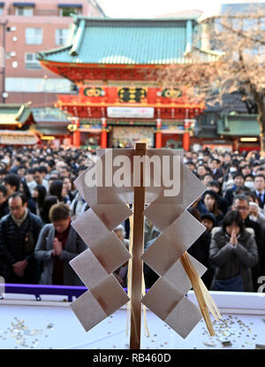 Tokio, Japan. Am 4. Januar, 2019. Eine riesige Menschenmenge Gedränge Kanda Myojin Shinto Schrein, der Hüter der Stadt Tokio, ihre Wünsche für Reichtum und Wohlstand in das neue Jahr am Freitag, 4. Januar 2018, die üblichen ersten Tag des Geschäfts. Credit: Natsuki Sakai/LBA/Alamy leben Nachrichten Stockfoto