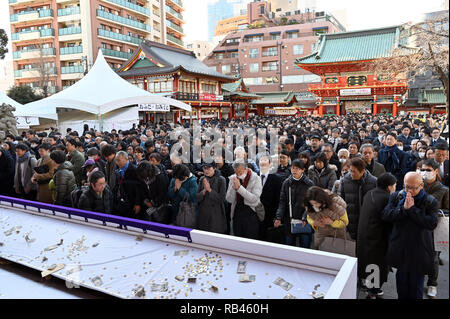 Tokio, Japan. Am 4. Januar, 2019. Eine riesige Menschenmenge Gedränge Kanda Myojin Shinto Schrein, der Hüter der Stadt Tokio, ihre Wünsche für Reichtum und Wohlstand in das neue Jahr am Freitag, 4. Januar 2018, die üblichen ersten Tag des Geschäfts. Credit: Natsuki Sakai/LBA/Alamy leben Nachrichten Stockfoto