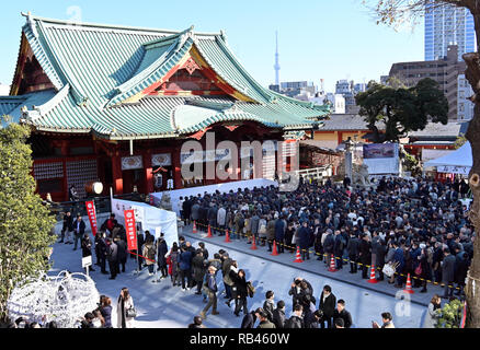 Tokio, Japan. Am 4. Januar, 2019. Eine riesige Menschenmenge Gedränge Kanda Myojin Shinto Schrein, der Hüter der Stadt Tokio, ihre Wünsche für Reichtum und Wohlstand in das neue Jahr am Freitag, 4. Januar 2018, die üblichen ersten Tag des Geschäfts. Credit: Natsuki Sakai/LBA/Alamy leben Nachrichten Stockfoto