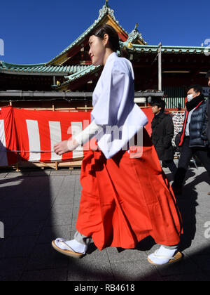 Tokio, Japan. Am 4. Januar, 2019. Eine riesige Menschenmenge Gedränge Kanda Myojin Shinto Schrein, der Hüter der Stadt Tokio, ihre Wünsche für Reichtum und Wohlstand in das neue Jahr am Freitag, 4. Januar 2018, die üblichen ersten Tag des Geschäfts. Credit: Natsuki Sakai/LBA/Alamy leben Nachrichten Stockfoto