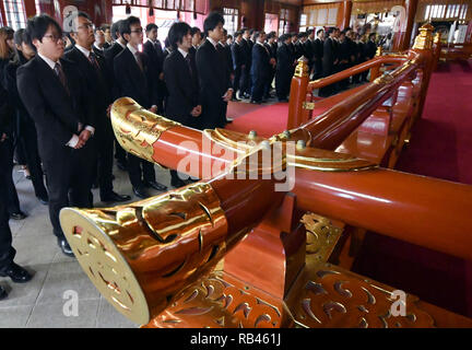 Tokio, Japan. Am 4. Januar, 2019. Eine riesige Menschenmenge Gedränge Kanda Myojin Shinto Schrein, der Hüter der Stadt Tokio, ihre Wünsche für Reichtum und Wohlstand in das neue Jahr am Freitag, 4. Januar 2018, die üblichen ersten Tag des Geschäfts. Credit: Natsuki Sakai/LBA/Alamy leben Nachrichten Stockfoto