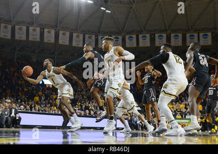 Wichita, Kansas, USA. 06 Jan, 2019. Wichita Zustand Shockers guard Erik Stevenson (10) greift nach einer defensiven Rebound während der NCAA Basketball Spiel zwischen dem Tempel Eulen und die Wichita State Shockers an Charles Koch Arena in Wichita, Kansas. Kendall Shaw/CSM/Alamy leben Nachrichten Stockfoto