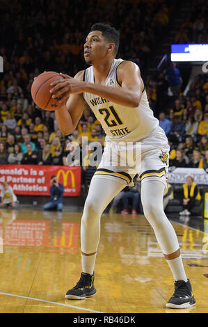 Wichita, Kansas, USA. 06 Jan, 2019. Wichita Zustand Shockers, Jaime Echenique (21) sieht in den Warenkorb während der NCAA Basketball Spiel zwischen dem Tempel Eulen und die Wichita State Shockers an Charles Koch Arena in Wichita, Kansas. Kendall Shaw/CSM/Alamy leben Nachrichten Stockfoto