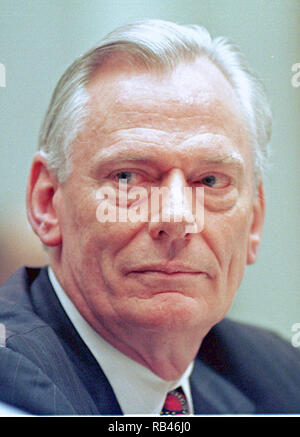 Washington, District of Columbia, USA. 13 Feb, 1997. Washington, DC - 13. Februar 1997 - Herbert D. Kelleher, Vorsitzender, Präsident und CEO von Southwest Airlines Co. während des Zeugnisses vor den Vereinigten Staaten Haus Unterausschuss für die Luftfahrt zu Vorschlägen für FAA Dienstleistungen in Washington, DC am Februar 13, 1997 Credit: Ron Sachs/CNP/ZUMA Draht/Alamy leben Nachrichten Stockfoto