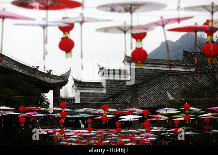 Chongqing, China. 6. Januar, 2019. Foto auf Jan. 6, 2019 zeigt das Festival Dekorationen die bevorstehende Neujahrsfest in Zhuoshui antike Stadt im Bezirk Qianjiang begrüßen zu genommen, im Südwesten von China Chongqing, China. Credit: Yang Min/Xinhua/Alamy leben Nachrichten Stockfoto