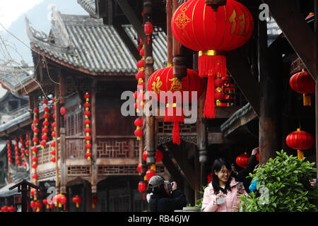 Chongqing, China, China Chongqing, China. 6. Januar, 2019. Touristen besuchen die antike Stadt Zhuoshui in Qianjiang Bezirk, im Südwesten Chinas in Chongqing, China, Jan. 6, 2019. Festival Dekorationen wurden eingestellt, die bevorstehende Neujahrsfest in Zhuoshui antike Stadt zu begrüßen. Credit: Yang Min/Xinhua/Alamy leben Nachrichten Stockfoto